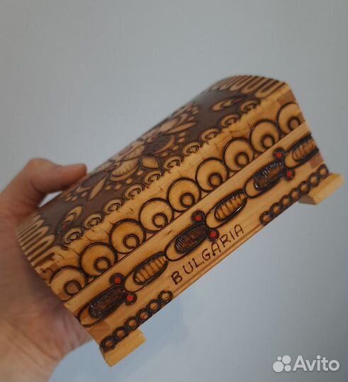 Шкатулка сувенирная деревянная резная