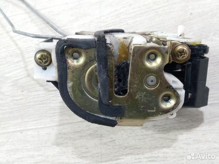 Замок двери задний левый Mitsubishi Lancer