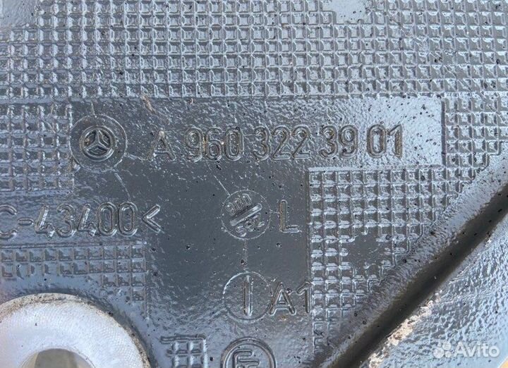 Кронштейн рессоры передний левый Mercedes-Benz