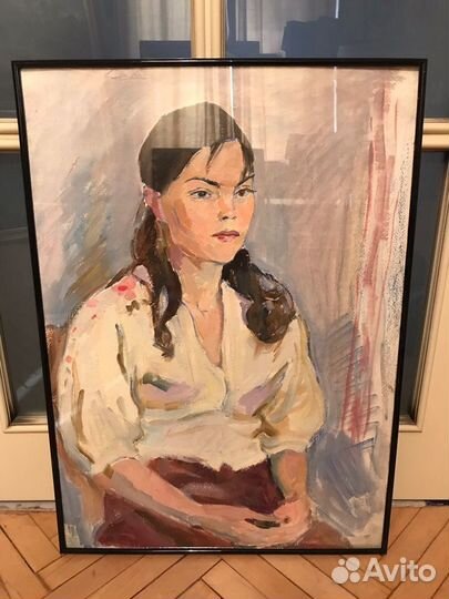 Девушка в белой кофте