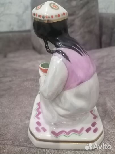 Статуэтка маленькая узбечка с чайником