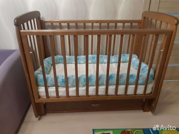 Детская кроватка с маятником и ящиком