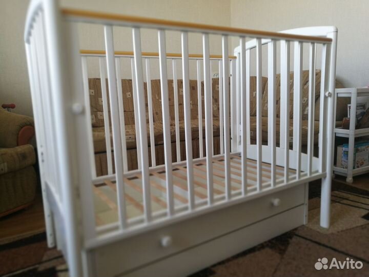 Детская кроватка с универсальным маятником