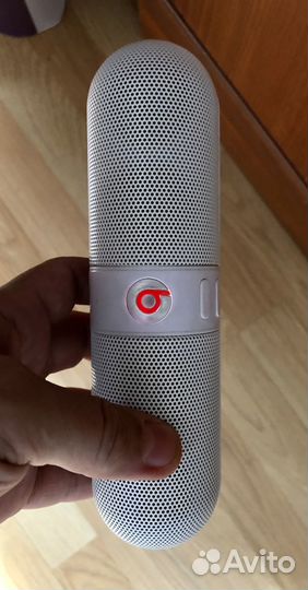 Беспроводная колонка Beats Pill. 4 динамика
