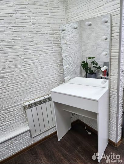 Гримерный столик с зеркалом и подсветкой