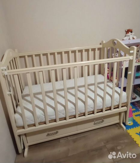 Детская кроватка с маятником и ящиком
