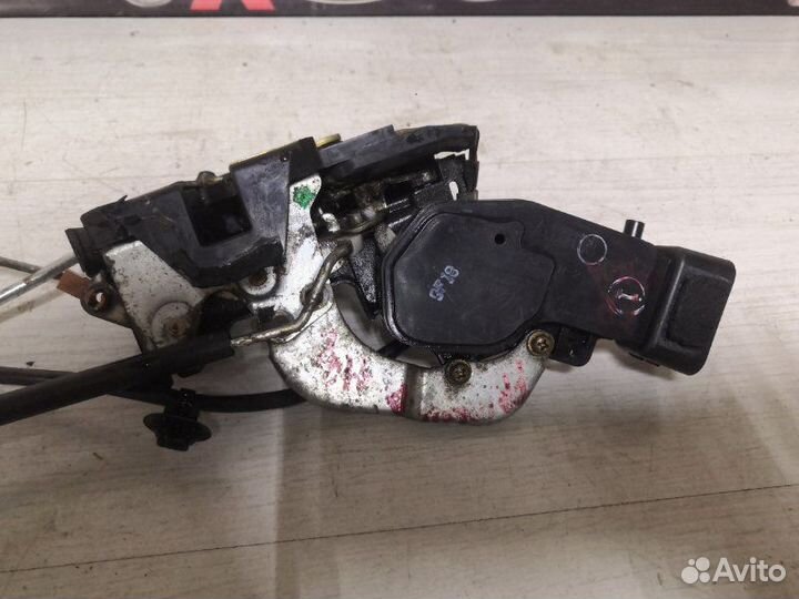 Замок двери передний правый Toyota Corolla AE110