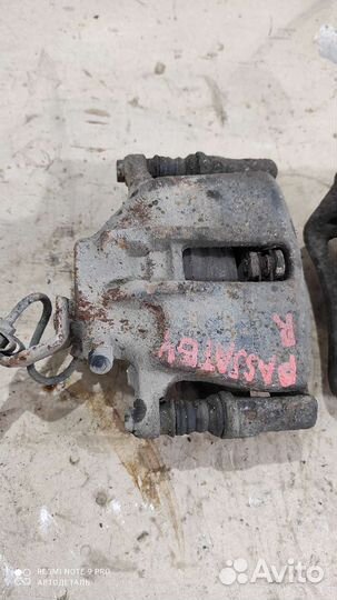 Передний правый суппорт Volkswagen Passat B4