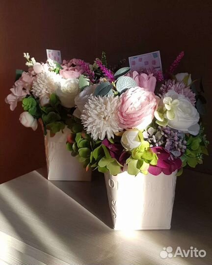 Цветочная композиция из искусственных цветов