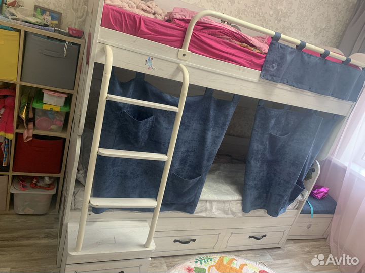 Двухярусная кровать с матрасами