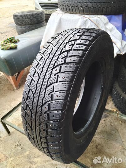 Kumho I'Zen RV Stud KC16 215/70 R16