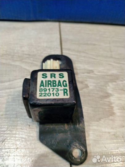 Датчик airbag правый Toyota Mark Ii GX100 1GFE