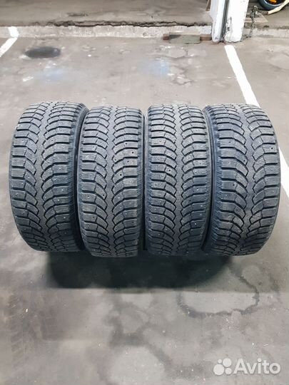 Bridgestone Blizzak Spike-01 215/55 R16 93T