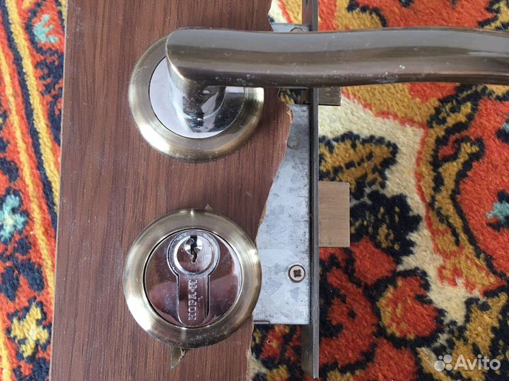 Замок дверной