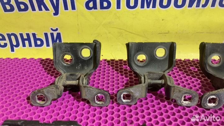 Петля двери Renault Logan