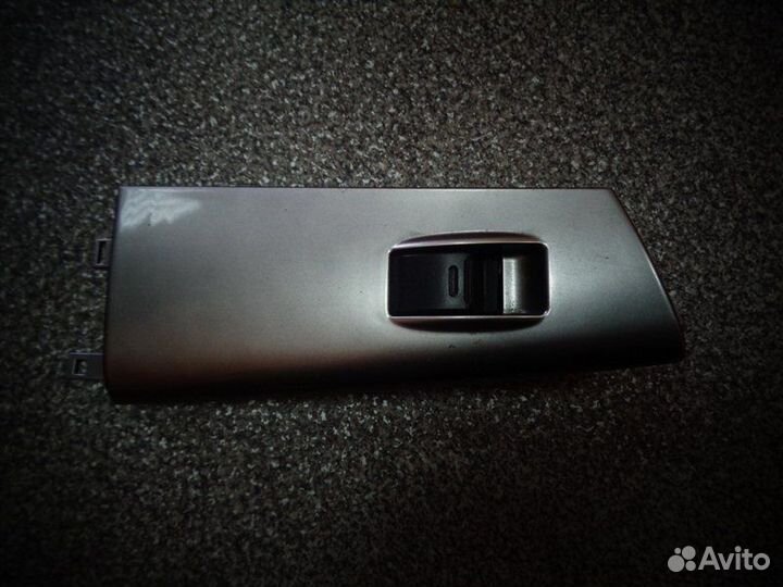 Кнопка стеклоподъемника передняя левая Toyota