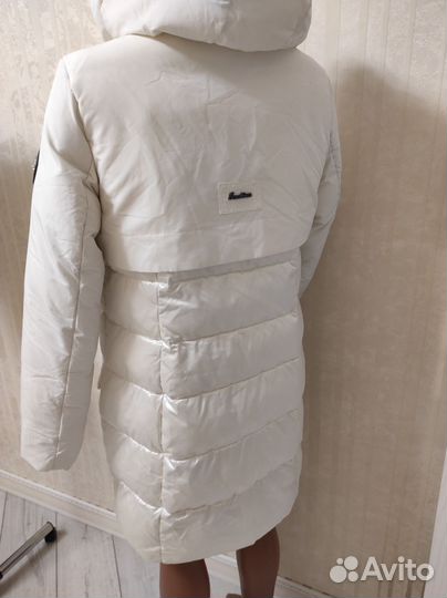 Пуховик белый и сапоги зима