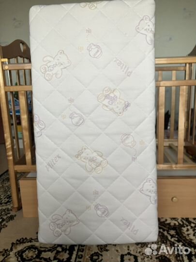 Детская кроватка с маятником и ящиком