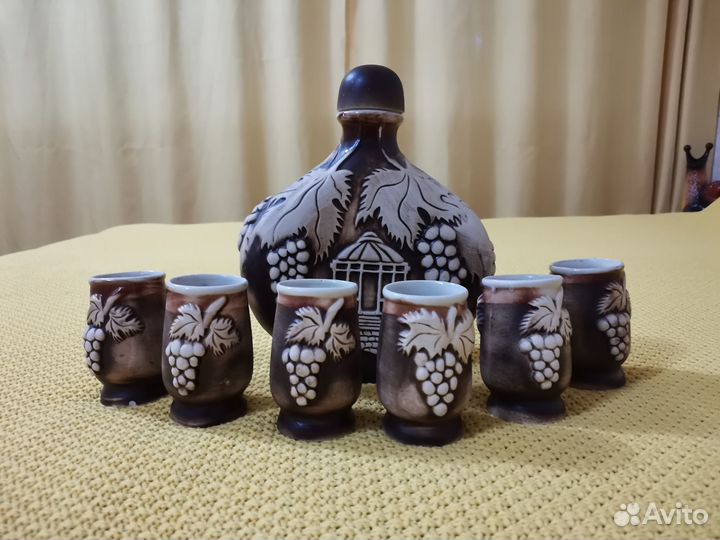 Кувшин для вина со стаканами и молочник