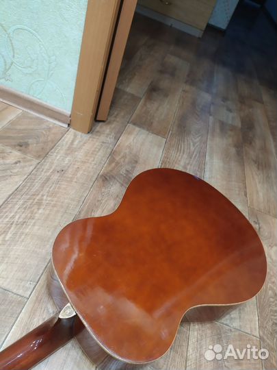 Гитара шестиструнноя