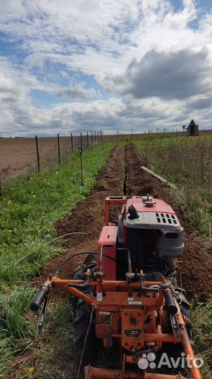 Копка траншей, траншеекопатель, бара