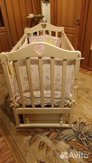 Детская кроватка с маятником