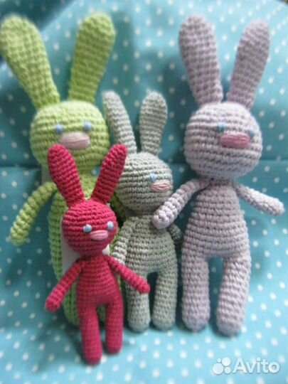 Вязаная игрушка зайчик