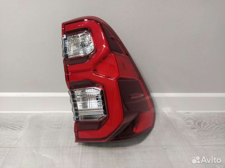 Фонарь задний правый Toyota Hilux 8 AN120
