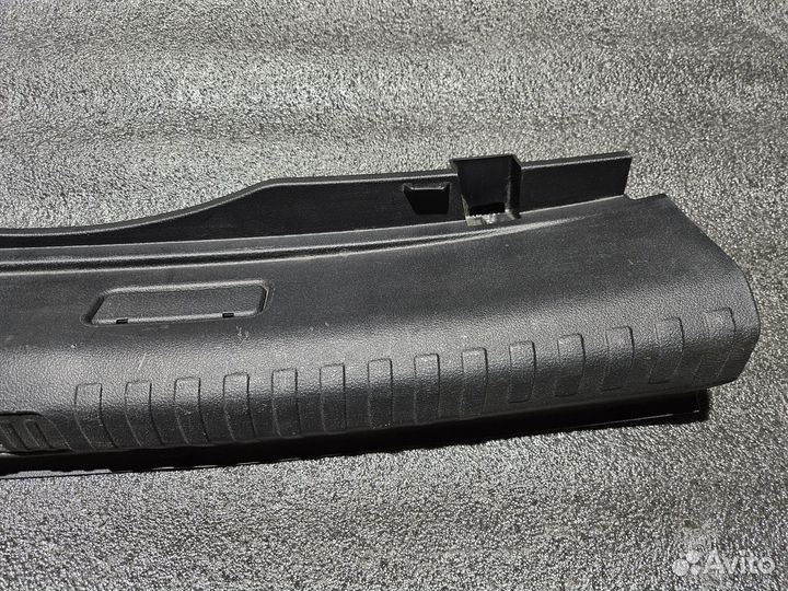 Audi A6 С8 Накладка замка багажника