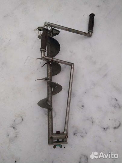 Ледобур и сани для зимней рыбалки