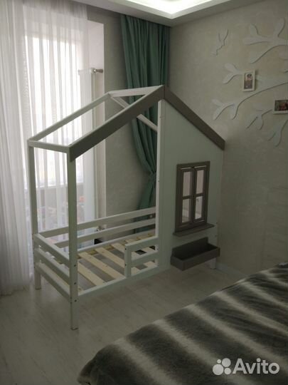 Детская кровать домик с окошком