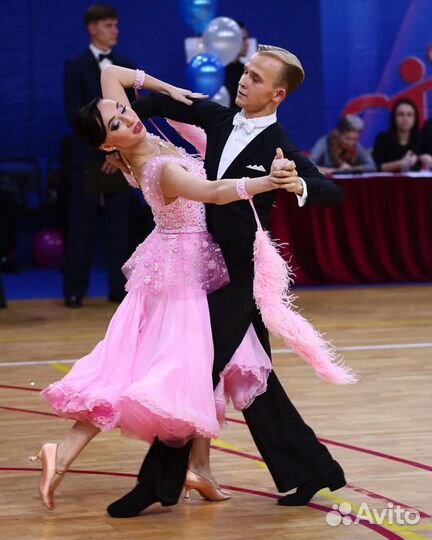 Преподаватель спортивно-бальных танцев