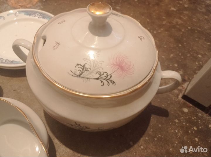 Посуда набором, супница, тарелки разные