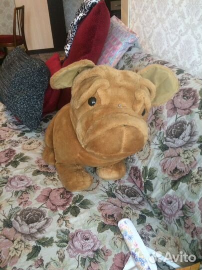 Игрушечная большая красивая собака