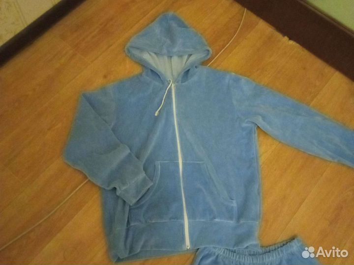 Спортивный костюм из ярко нежно-голубого велюра