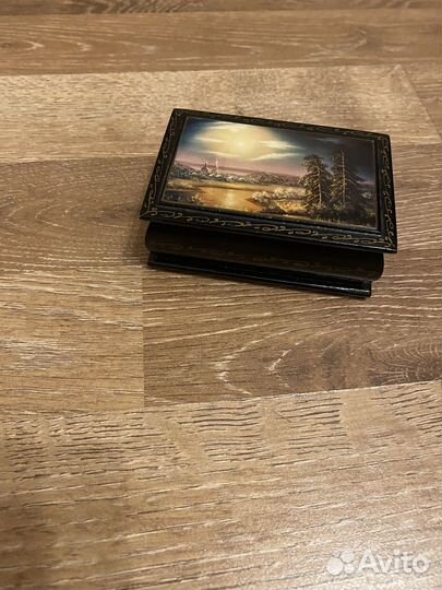 Деревянная шкатулка