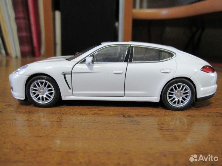 Коллекционная модель машины 