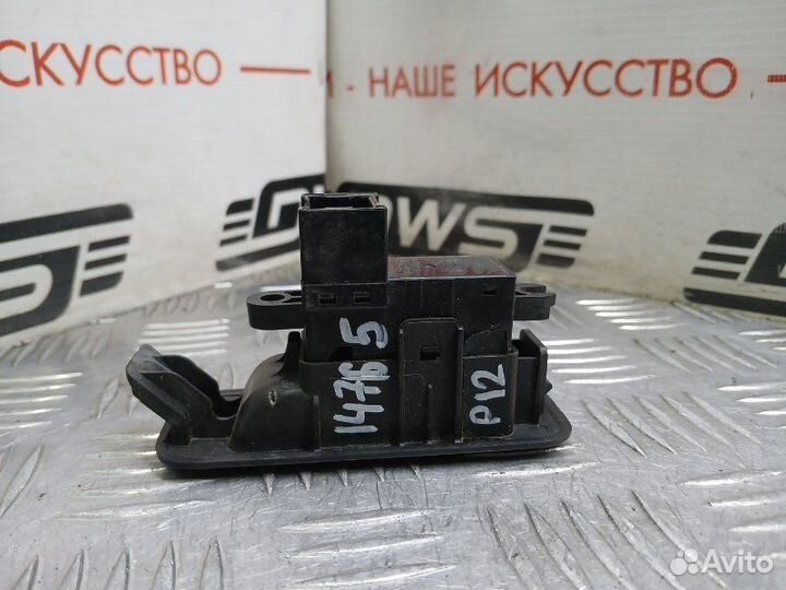 Кнопка стеклоподъемника передняя правая Nissan