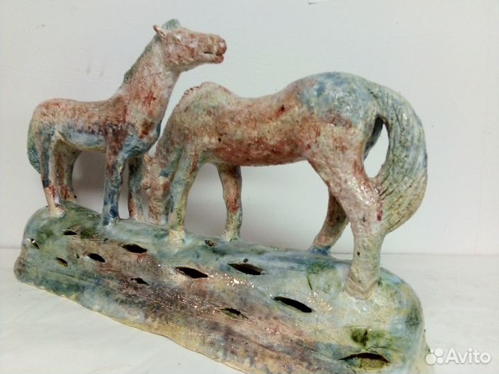 Скульптура кони У воды