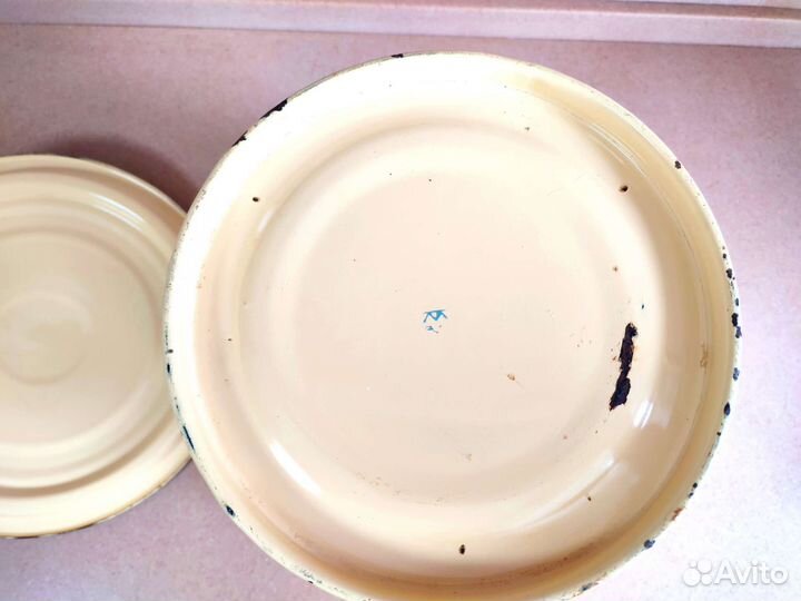 Эмалированное ведро с крышкой СССР