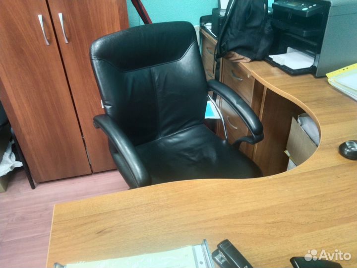 Офисное кожаное кресло бу