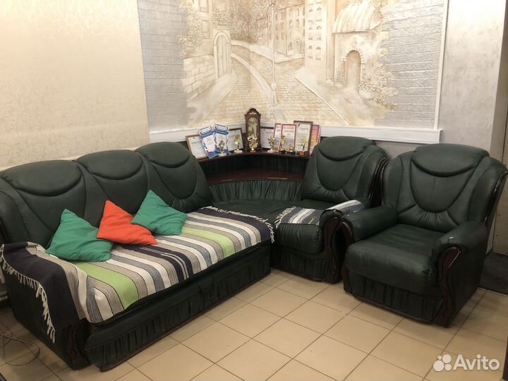 Угловой кожаный диван и кресло бу