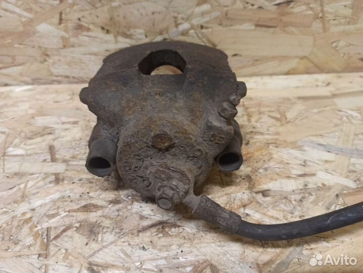 Суппорт передний правый Volkswagen Golf 4, Bora