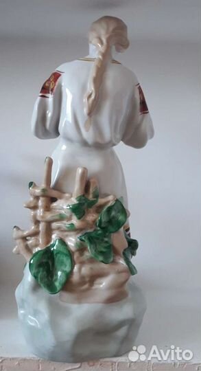 Фарфоровая статуэтка Гадание на ромашки