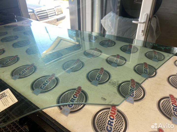 Стекло двери передней Лев. 11238512072 Мерседес