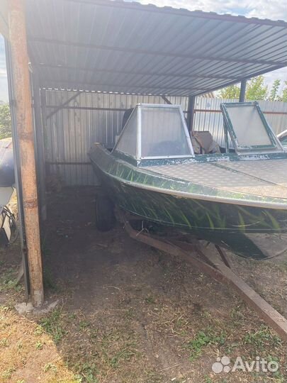 Лодка моторная