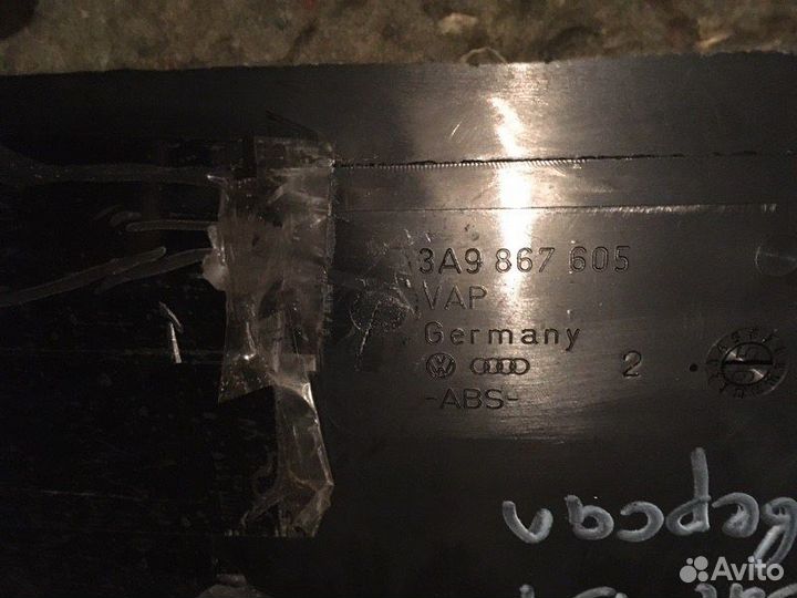 Обшивка крышки багажника Volkswagen Passat B4