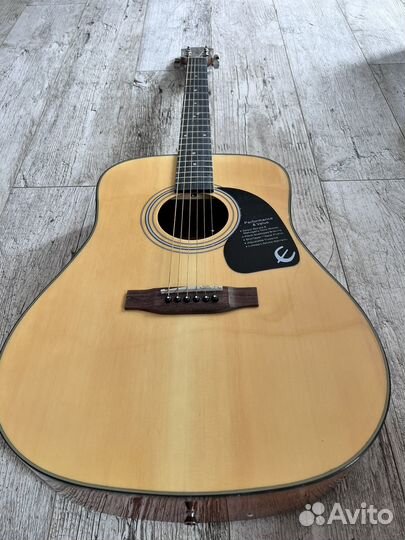Акустическая гитара