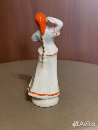 Фарфоровая плясунья с платком