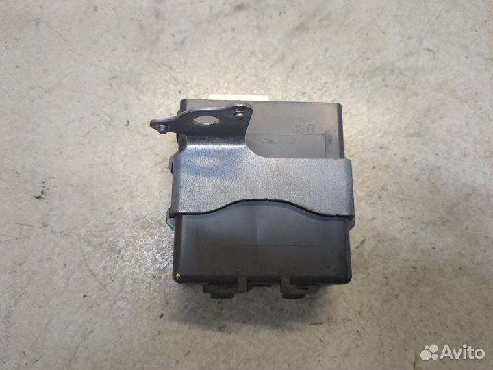 Блок управления центральным замком Toyota Avensis